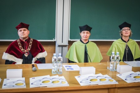 Kadry z Audytorium A. Jabłońskiego podczas inauguracji roku akademickiego 2025/26 oraz immatrykulacji studentów pierwszego roku. Kliknij, aby powiększyć zdjęcie.