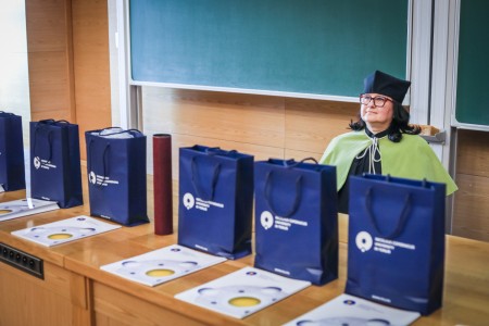 Kadry z Audytorium A. Jabłońskiego podczas inauguracji roku akademickiego 2025/26 oraz immatrykulacji studentów pierwszego roku. Kliknij, aby powiększyć zdjęcie.
