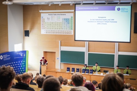 Kadry z Audytorium A. Jabłońskiego podczas inauguracji roku akademickiego 2025/26 oraz immatrykulacji studentów pierwszego roku. Kliknij, aby powiększyć zdjęcie.