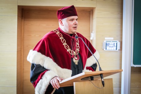 Kadry z Audytorium A. Jabłońskiego podczas inauguracji roku akademickiego 2025/26 oraz immatrykulacji studentów pierwszego roku. Kliknij, aby powiększyć zdjęcie.