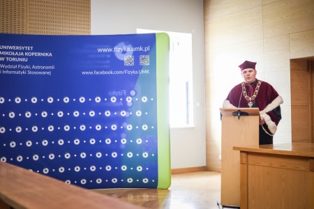 Kadry z Audytorium A. Jabłońskiego podczas inauguracji roku akademickiego 2025/26 oraz immatrykulacji studentów pierwszego roku. Kliknij, aby powiększyć zdjęcie.