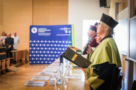 Kadry z Audytorium A. Jabłońskiego podczas inauguracji roku akademickiego 2025/26 oraz immatrykulacji studentów pierwszego roku. Kliknij, aby powiększyć zdjęcie.