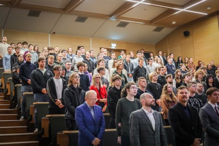 Kadry z Audytorium A. Jabłońskiego podczas inauguracji roku akademickiego 2025/26 oraz immatrykulacji studentów pierwszego roku. Kliknij, aby powiększyć zdjęcie.