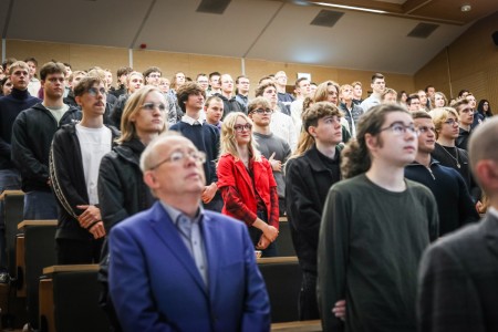 Kadry z Audytorium A. Jabłońskiego podczas inauguracji roku akademickiego 2025/26 oraz immatrykulacji studentów pierwszego roku. Kliknij, aby powiększyć zdjęcie.