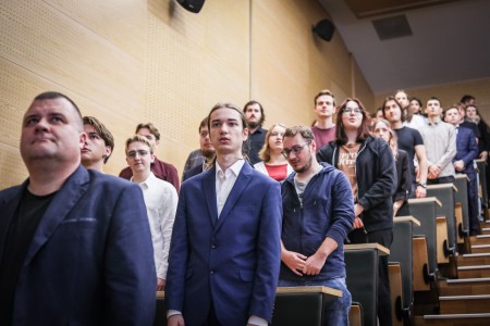 Kadry z Audytorium A. Jabłońskiego podczas inauguracji roku akademickiego 2025/26 oraz immatrykulacji studentów pierwszego roku. Kliknij, aby powiększyć zdjęcie.