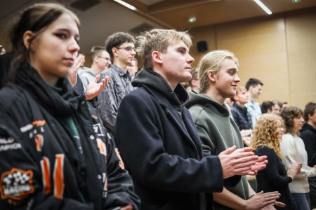 Kadry z Audytorium A. Jabłońskiego podczas inauguracji roku akademickiego 2025/26 oraz immatrykulacji studentów pierwszego roku. Kliknij, aby powiększyć zdjęcie.
