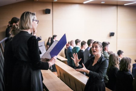 Kadry z Audytorium A. Jabłońskiego podczas inauguracji roku akademickiego 2025/26 oraz immatrykulacji studentów pierwszego roku. Kliknij, aby powiększyć zdjęcie.