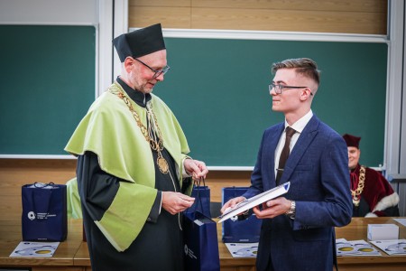Kadry z Audytorium A. Jabłońskiego podczas inauguracji roku akademickiego 2025/26 oraz immatrykulacji studentów pierwszego roku. Kliknij, aby powiększyć zdjęcie.