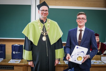 Kadry z Audytorium A. Jabłońskiego podczas inauguracji roku akademickiego 2025/26 oraz immatrykulacji studentów pierwszego roku. Kliknij, aby powiększyć zdjęcie.