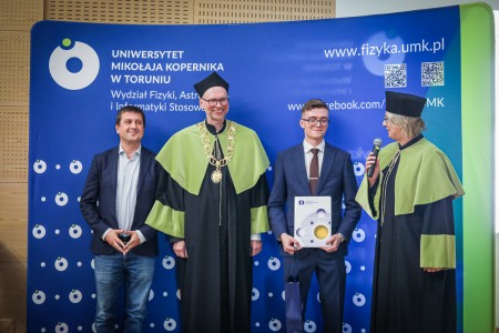 Kadry z Audytorium A. Jabłońskiego podczas inauguracji roku akademickiego 2025/26 oraz immatrykulacji studentów pierwszego roku. Kliknij, aby powiększyć zdjęcie.