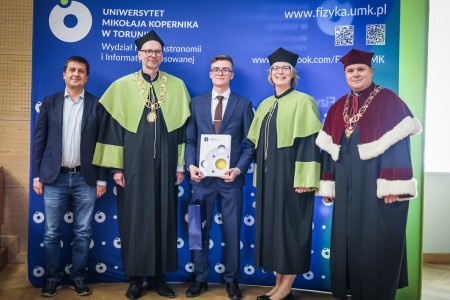 Kadry z Audytorium A. Jabłońskiego podczas inauguracji roku akademickiego 2025/26 oraz immatrykulacji studentów pierwszego roku. Kliknij, aby powiększyć zdjęcie.
