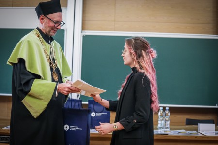 Kadry z Audytorium A. Jabłońskiego podczas inauguracji roku akademickiego 2025/26 oraz immatrykulacji studentów pierwszego roku. Kliknij, aby powiększyć zdjęcie.