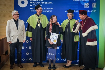 Kadry z Audytorium A. Jabłońskiego podczas inauguracji roku akademickiego 2025/26 oraz immatrykulacji studentów pierwszego roku. Kliknij, aby powiększyć zdjęcie.
