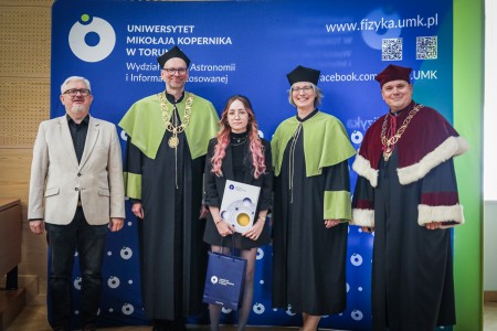 Kadry z Audytorium A. Jabłońskiego podczas inauguracji roku akademickiego 2025/26 oraz immatrykulacji studentów pierwszego roku. Kliknij, aby powiększyć zdjęcie.