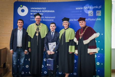 Kadry z Audytorium A. Jabłońskiego podczas inauguracji roku akademickiego 2025/26 oraz immatrykulacji studentów pierwszego roku. Kliknij, aby powiększyć zdjęcie.