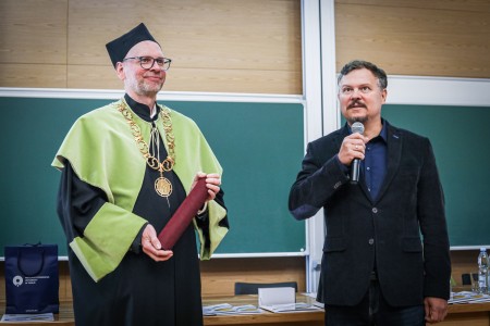 Kadry z Audytorium A. Jabłońskiego podczas inauguracji roku akademickiego 2025/26 oraz immatrykulacji studentów pierwszego roku. Kliknij, aby powiększyć zdjęcie.