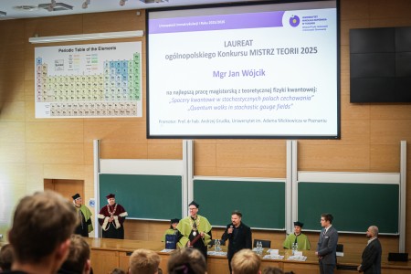 Kadry z Audytorium A. Jabłońskiego podczas inauguracji roku akademickiego 2025/26 oraz immatrykulacji studentów pierwszego roku. Kliknij, aby powiększyć zdjęcie.