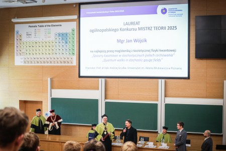 Kadry z Audytorium A. Jabłońskiego podczas inauguracji roku akademickiego 2025/26 oraz immatrykulacji studentów pierwszego roku. Kliknij, aby powiększyć zdjęcie.