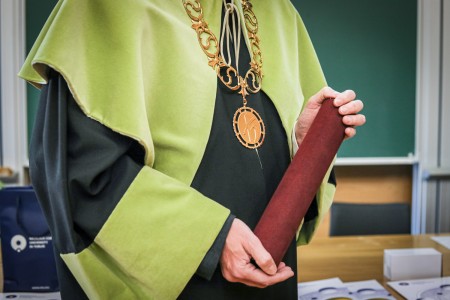 Kadry z Audytorium A. Jabłońskiego podczas inauguracji roku akademickiego 2025/26 oraz immatrykulacji studentów pierwszego roku. Kliknij, aby powiększyć zdjęcie.