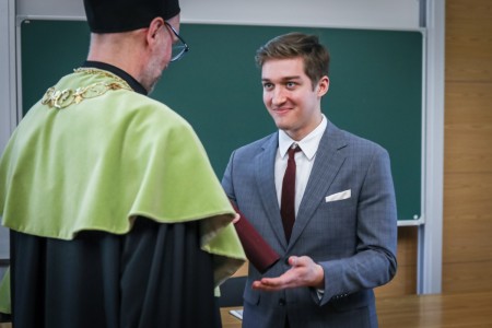 Kadry z Audytorium A. Jabłońskiego podczas inauguracji roku akademickiego 2025/26 oraz immatrykulacji studentów pierwszego roku. Kliknij, aby powiększyć zdjęcie.