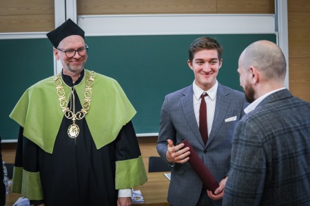 Kadry z Audytorium A. Jabłońskiego podczas inauguracji roku akademickiego 2025/26 oraz immatrykulacji studentów pierwszego roku. Kliknij, aby powiększyć zdjęcie.