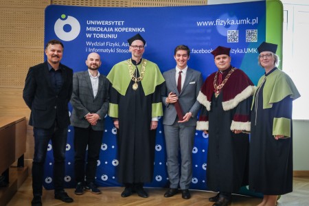 Kadry z Audytorium A. Jabłońskiego podczas inauguracji roku akademickiego 2025/26 oraz immatrykulacji studentów pierwszego roku. Kliknij, aby powiększyć zdjęcie.