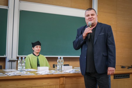 Kadry z Audytorium A. Jabłońskiego podczas inauguracji roku akademickiego 2025/26 oraz immatrykulacji studentów pierwszego roku. Kliknij, aby powiększyć zdjęcie.