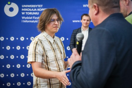 Kadry z Audytorium A. Jabłońskiego podczas inauguracji roku akademickiego 2025/26 oraz immatrykulacji studentów pierwszego roku. Kliknij, aby powiększyć zdjęcie.