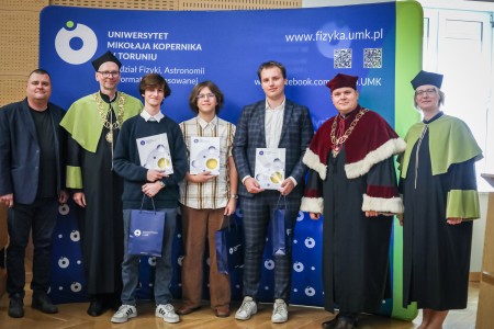 Kadry z Audytorium A. Jabłońskiego podczas inauguracji roku akademickiego 2025/26 oraz immatrykulacji studentów pierwszego roku. Kliknij, aby powiększyć zdjęcie.