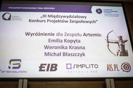 Kadry z Audytorium A. Jabłońskiego podczas inauguracji roku akademickiego 2025/26 oraz immatrykulacji studentów pierwszego roku. Kliknij, aby powiększyć zdjęcie.