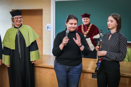 Kadry z Audytorium A. Jabłońskiego podczas inauguracji roku akademickiego 2025/26 oraz immatrykulacji studentów pierwszego roku. Kliknij, aby powiększyć zdjęcie.