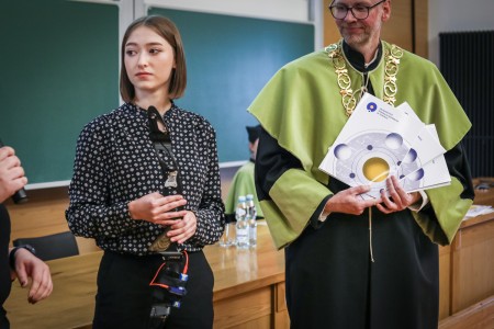 Kadry z Audytorium A. Jabłońskiego podczas inauguracji roku akademickiego 2025/26 oraz immatrykulacji studentów pierwszego roku. Kliknij, aby powiększyć zdjęcie.