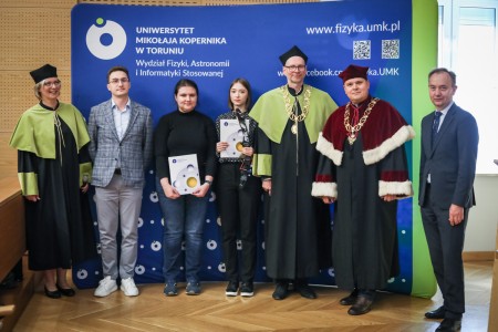 Kadry z Audytorium A. Jabłońskiego podczas inauguracji roku akademickiego 2025/26 oraz immatrykulacji studentów pierwszego roku. Kliknij, aby powiększyć zdjęcie.