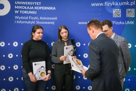 Kadry z Audytorium A. Jabłońskiego podczas inauguracji roku akademickiego 2025/26 oraz immatrykulacji studentów pierwszego roku. Kliknij, aby powiększyć zdjęcie.