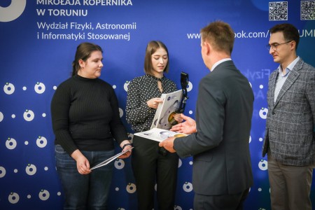 Kadry z Audytorium A. Jabłońskiego podczas inauguracji roku akademickiego 2025/26 oraz immatrykulacji studentów pierwszego roku. Kliknij, aby powiększyć zdjęcie.