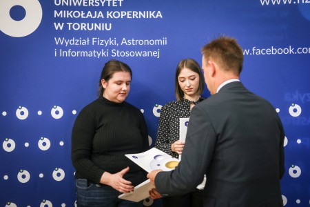 Kadry z Audytorium A. Jabłońskiego podczas inauguracji roku akademickiego 2025/26 oraz immatrykulacji studentów pierwszego roku. Kliknij, aby powiększyć zdjęcie.