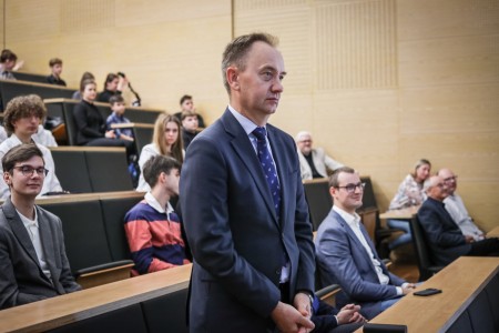 Kadry z Audytorium A. Jabłońskiego podczas inauguracji roku akademickiego 2025/26 oraz immatrykulacji studentów pierwszego roku. Kliknij, aby powiększyć zdjęcie.