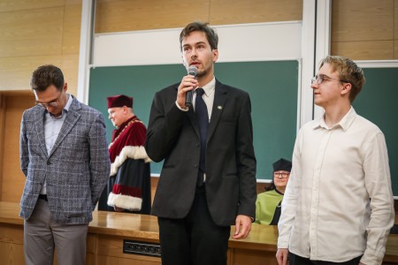 Kadry z Audytorium A. Jabłońskiego podczas inauguracji roku akademickiego 2025/26 oraz immatrykulacji studentów pierwszego roku. Kliknij, aby powiększyć zdjęcie.