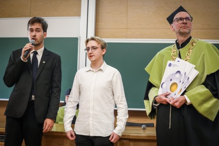 Kadry z Audytorium A. Jabłońskiego podczas inauguracji roku akademickiego 2025/26 oraz immatrykulacji studentów pierwszego roku. Kliknij, aby powiększyć zdjęcie.