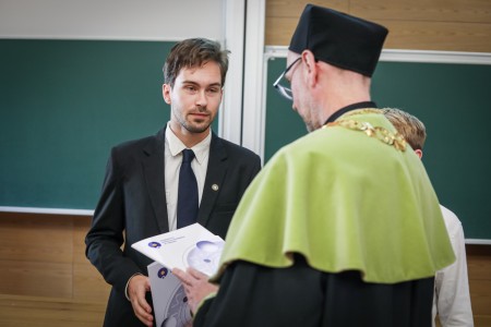Kadry z Audytorium A. Jabłońskiego podczas inauguracji roku akademickiego 2025/26 oraz immatrykulacji studentów pierwszego roku. Kliknij, aby powiększyć zdjęcie.