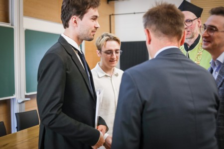 Kadry z Audytorium A. Jabłońskiego podczas inauguracji roku akademickiego 2025/26 oraz immatrykulacji studentów pierwszego roku. Kliknij, aby powiększyć zdjęcie.