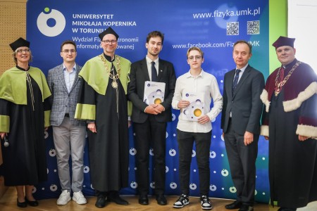 Kadry z Audytorium A. Jabłońskiego podczas inauguracji roku akademickiego 2025/26 oraz immatrykulacji studentów pierwszego roku. Kliknij, aby powiększyć zdjęcie.