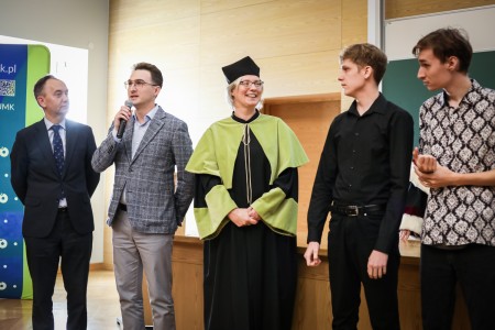 Kadry z Audytorium A. Jabłońskiego podczas inauguracji roku akademickiego 2025/26 oraz immatrykulacji studentów pierwszego roku. Kliknij, aby powiększyć zdjęcie.