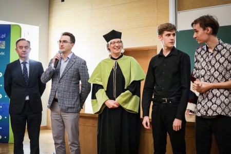 Kadry z Audytorium A. Jabłońskiego podczas inauguracji roku akademickiego 2025/26 oraz immatrykulacji studentów pierwszego roku. Kliknij, aby powiększyć zdjęcie.