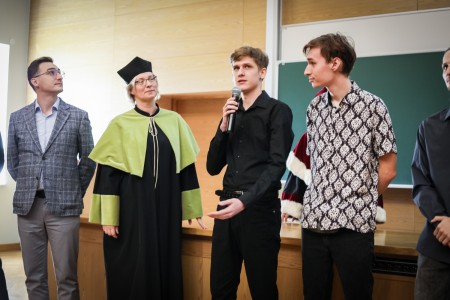 Kadry z Audytorium A. Jabłońskiego podczas inauguracji roku akademickiego 2025/26 oraz immatrykulacji studentów pierwszego roku. Kliknij, aby powiększyć zdjęcie.