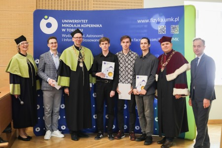 Kadry z Audytorium A. Jabłońskiego podczas inauguracji roku akademickiego 2025/26 oraz immatrykulacji studentów pierwszego roku. Kliknij, aby powiększyć zdjęcie.