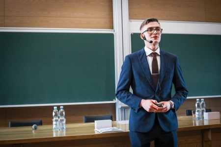 Kadry z Audytorium A. Jabłońskiego podczas inauguracji roku akademickiego 2025/26 oraz immatrykulacji studentów pierwszego roku. Kliknij, aby powiększyć zdjęcie.