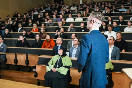 Kadry z Audytorium A. Jabłońskiego podczas inauguracji roku akademickiego 2025/26 oraz immatrykulacji studentów pierwszego roku. Kliknij, aby powiększyć zdjęcie.