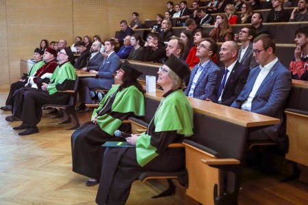 Kadry z Audytorium A. Jabłońskiego podczas inauguracji roku akademickiego 2025/26 oraz immatrykulacji studentów pierwszego roku. Kliknij, aby powiększyć zdjęcie.