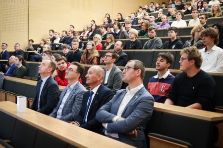 Kadry z Audytorium A. Jabłońskiego podczas inauguracji roku akademickiego 2025/26 oraz immatrykulacji studentów pierwszego roku. Kliknij, aby powiększyć zdjęcie.